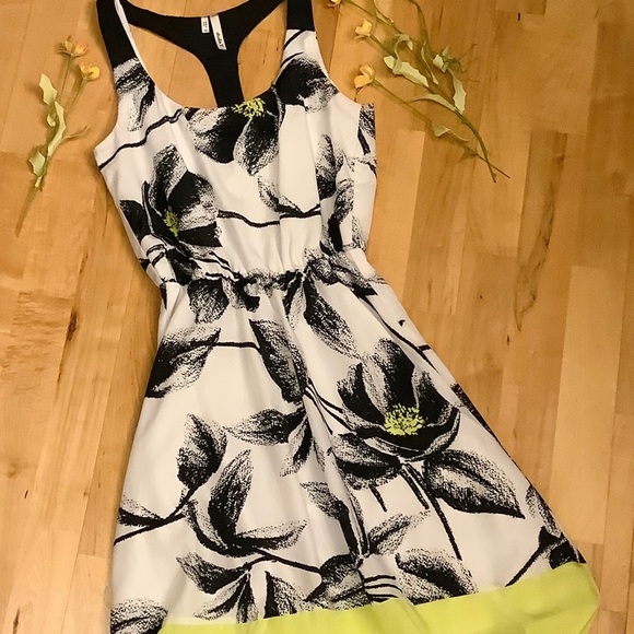 Studio Y Dresses & Skirts - STUDIO Y Sleeveless Floral Print Midi Fit & Flare